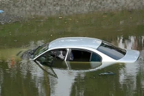 Giám đốc bảo hiểm chết trong xe ở dưới sông