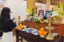 Phương Mỹ Chi cúng 49 ngày cô Út - ca sĩ Phương Quế Như