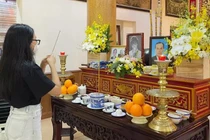 Phương Mỹ Chi cúng 49 ngày cô Út - ca sĩ Phương Quế Như