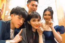 Gia đình "Hoa dâm bụt" ăn mừng, vô tình lộ "bạn trai" Hương Giang?