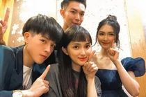 Gia đình "Hoa dâm bụt" ăn mừng, vô tình lộ "bạn trai" Hương Giang?