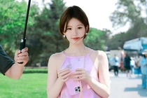 Bất ngờ với vòng eo chỉ nhỏ bằng tai nghe của Triệu Lộ Tư