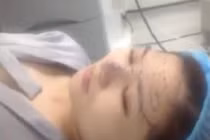 Hương Tràm khóc nức nở khi clip phẫu thuật ngực bị lộ