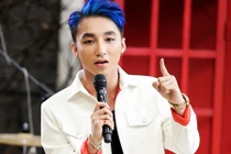 Sơn Tùng MTP copy ý tưởng họp báo bí mật của Rihanna?