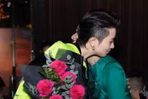 Hoàng Thùy Linh ôm Gil Lê cực tình trong tiệc tất niên