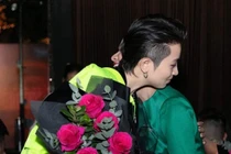 Hoàng Thùy Linh ôm Gil Lê cực tình trong tiệc tất niên