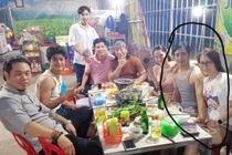 Thanh Bình bị bắt gặp nắm tay cô gái lạ giữa tin đồn chia tay Ngọc Lan