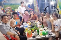 Thanh Bình bị bắt gặp nắm tay cô gái lạ giữa tin đồn chia tay Ngọc Lan