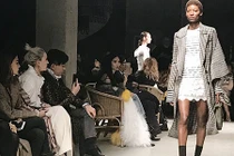 Người mẫu Hoàng Thùy ngồi hàng đầu xem show Burberry tại London
