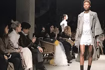 Người mẫu Hoàng Thùy ngồi hàng đầu xem show Burberry tại London