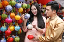 Phi Thanh Vân vác bụng bầu cùng chồng xuống phố