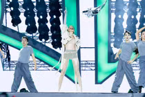 Hồ Ngọc Hà diện trang phục ngắn cũn gây tranh cãi