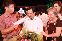 Nhạc sĩ Vinh Sử được khán giả tặng tiền tới tấp