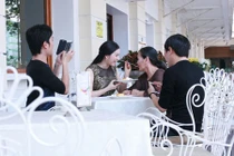 Lý Nhã Kỳ đưa mẹ đi cafe cùng bạn bè