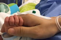 Hình ảnh mới nhất của Khánh Thi và con trai