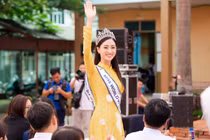 Hoa hậu Lương Thùy Linh diện áo dài về Cao Bằng sau đăng quang