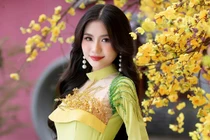 Hoa hậu Nguyễn Thanh Hà xúc động khi đến Điện Biên, thăm đồi A1