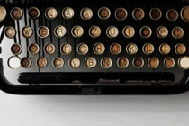 Vì sao bàn phím xếp theo kiểu QWERTY mà không phải ABCDE?