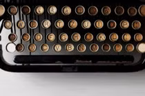 Vì sao bàn phím xếp theo kiểu QWERTY mà không phải ABCDE?