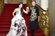 Đàm Vĩnh Hưng tặng váy độc cho Ngọc Thanh Tâm
