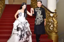 Đàm Vĩnh Hưng tặng váy độc cho Ngọc Thanh Tâm