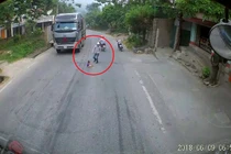 Video: Ô tô, xe máy phanh dúi dụi vì bé 2 tuổi ngồi chơi giữa đường