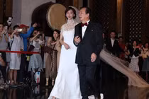 Lâm Chí Linh diện váy cưới lộng lẫy, được cha hộ tống đến hôn lễ