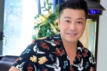 Lý Hùng được khen trẻ trung phong độ khi mặc áo nhiều họa tiết