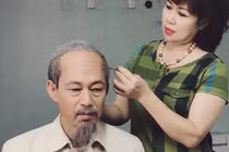 Chuyện người vợ hóa trang nghìn lần cho chồng đóng vai Bác Hồ