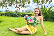 Thúy Ngân “10 điểm thanh lịch” khi diện váy ngắn tạo dáng