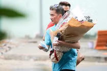 Đàm Vĩnh Hưng đến thăm Minh Thuận ngay khi về nước