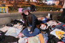 Con dâu ông trùm giải trí giàu kếch xù ngồi lề đường bán quần áo