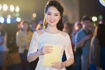 Á hậu Thụy Vân đẹp ngọt ngào cùng váy trắng