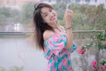 MC Vân Hugo khoe vai trần gợi cảm ở tuổi 36