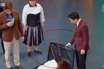 Mỹ nhân Tân Cương gầy trơ xương gây sốc, nằm trong vali vẫn dư chỗ