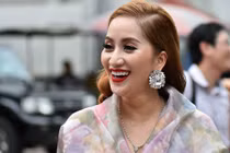 Khánh Thi tươi rói đi mừng đám cưới Chí Anh