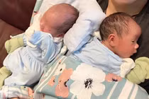 Trương Nam Thành khoe ảnh hai con sinh đôi trong tiệc đầy tháng