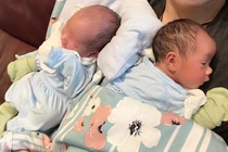 Trương Nam Thành khoe ảnh hai con sinh đôi trong tiệc đầy tháng