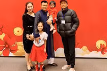 Hoài Linh giản dị hội ngộ gia đình NSND Tự Long