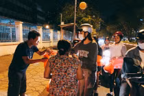 Hồ Ngọc Hà đeo khẩu trang, lặng lẽ đi từ thiện lúc nửa đêm