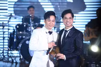 Ngọc Sơn tặng vàng cho Quách Tuấn Du nhân dịp sinh nhật