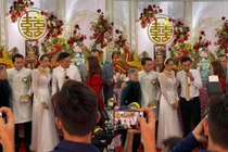 Hồ Bích Trâm đeo vàng trĩu cổ trong lễ cưới ở Quảng Ngãi