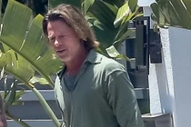 Brad Pitt già nua với mái tóc dài lượt thượt, râu ria xồm xoàm