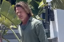 Brad Pitt già nua với mái tóc dài lượt thượt, râu ria xồm xoàm