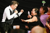 Đàm Vĩnh Hưng cởi áo, “quẩy” cùng khán giả thủ đô