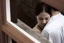 Tôi hoang mang khi bị vợ sếp gạ tình, phải làm sao?