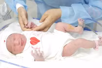 Lộ diện con gái mới sinh như thiên thần của Lê Phương