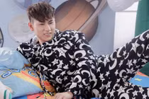 Isaac tỏ tình với bạn gái trong phòng ngủ