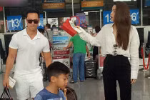 Lộ ảnh Kim Lý xách vali cho Hồ Ngọc Hà tại sân bay