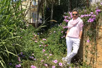 Đàm Vĩnh Hưng lãng mạn giữa không gian ngập hoa